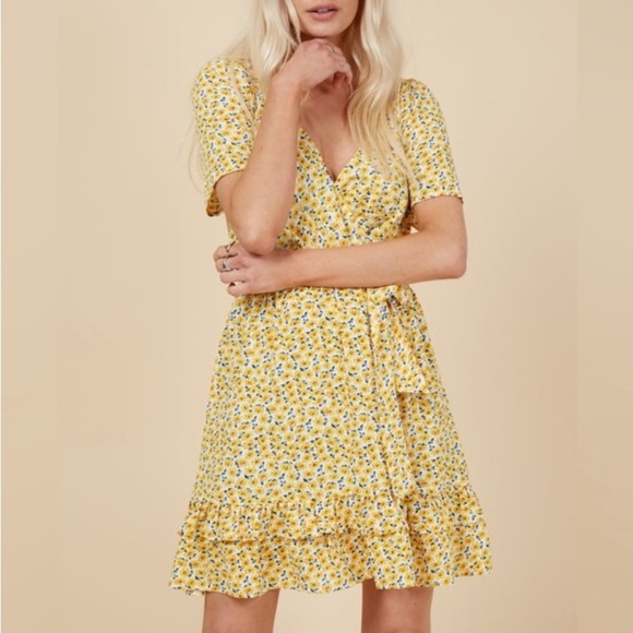 Pretty Darling Yellow floral wrap dress US 4 (small) - Picture 2 of 16